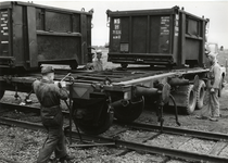 169876 Afbeelding van het overzetten van autolaadkisten van de N.S. van goederenwagens naar vrachtauto's te Baflo.